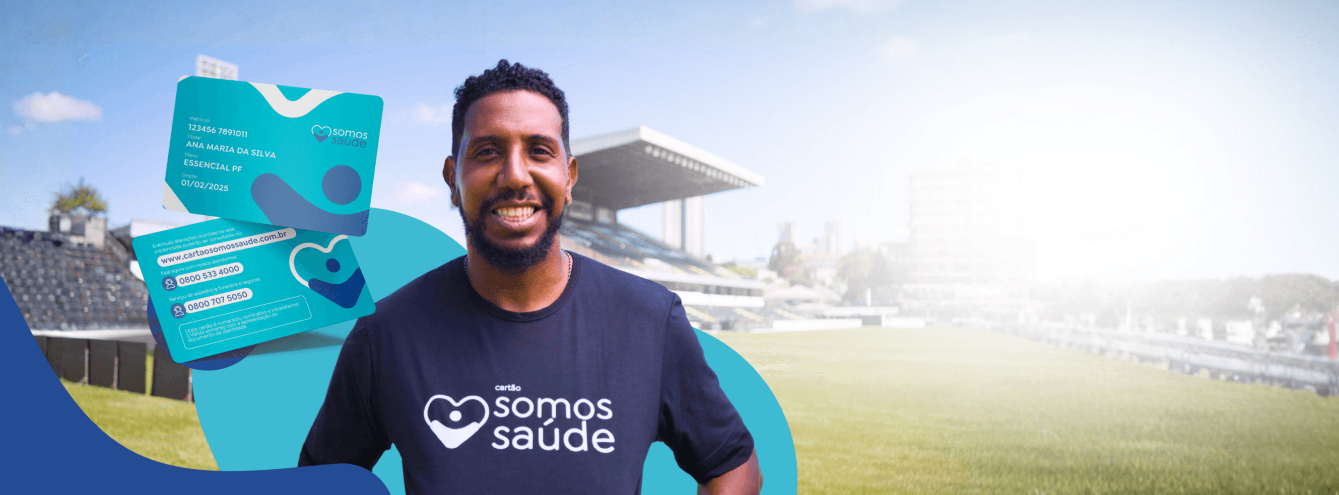 Homem sorrindo usando camiseta Somos Saúde com cartões de benefício